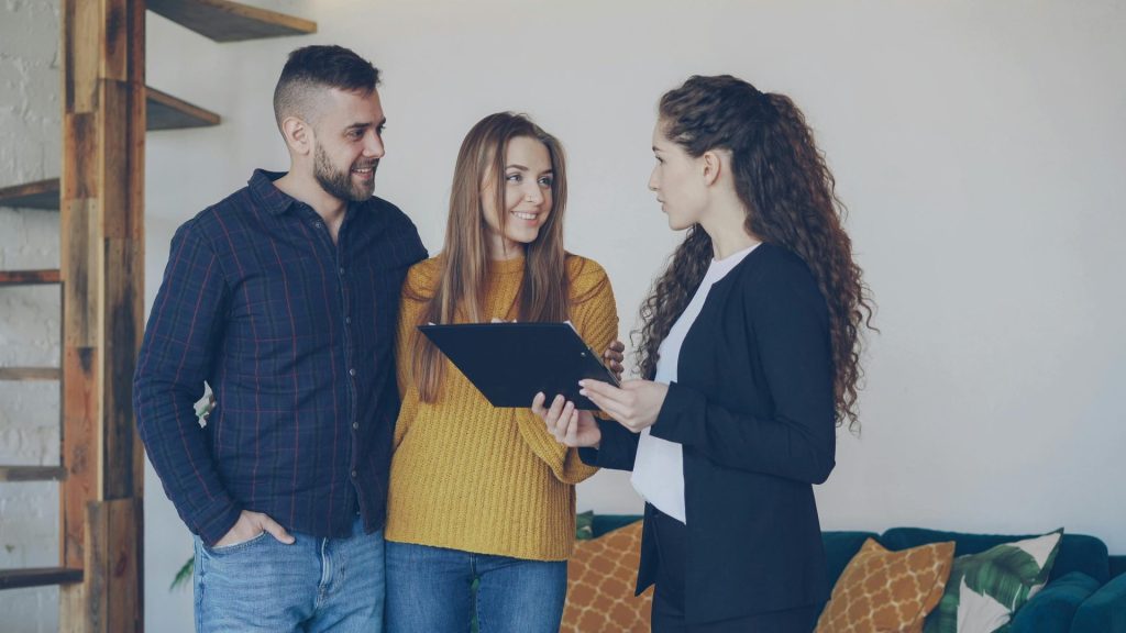 Diverse Kartons mit Haushaltsgegenständen und ein Koffer standen vor dem Umzug in die neue Wohnung in einem hellen Zimmer auf dem Boden.